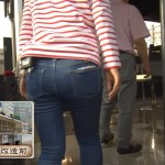 近江友里恵さんのジーンズお尻ｗｗケツに手を当てながらいっしょに街ブラしたいｗｗブラタモリキャプ画像