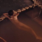 やっぱり温泉入浴は全裸やねｗお湯に透けるお尻めがけて飛び込みたい「もっと温泉に行こう！」キャプ画像