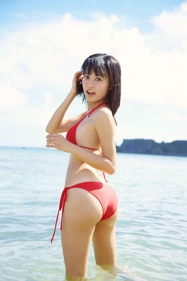 小島瑠璃子さんのセクシー画像