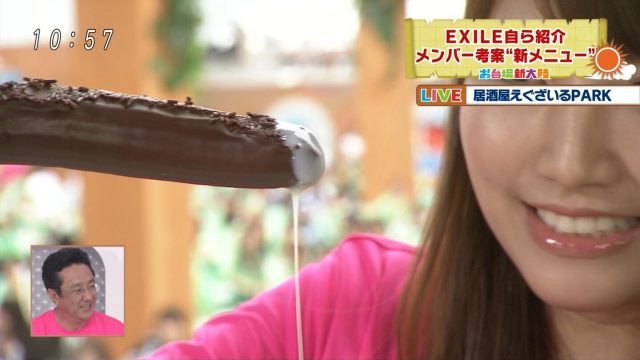三田友梨佳アナウンサーのチョコバナナ食レポ画像-009