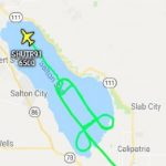 【画像】アメリカ海兵隊さん、航空機を巧みに操りソルトン湖上空に「おちんちん型の飛行機雲」を描き謝罪…???