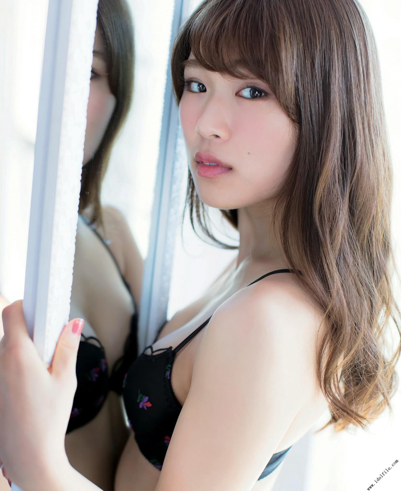 NMB48渋谷凪咲さんの水着姿がセクシーなグラビア画像-078