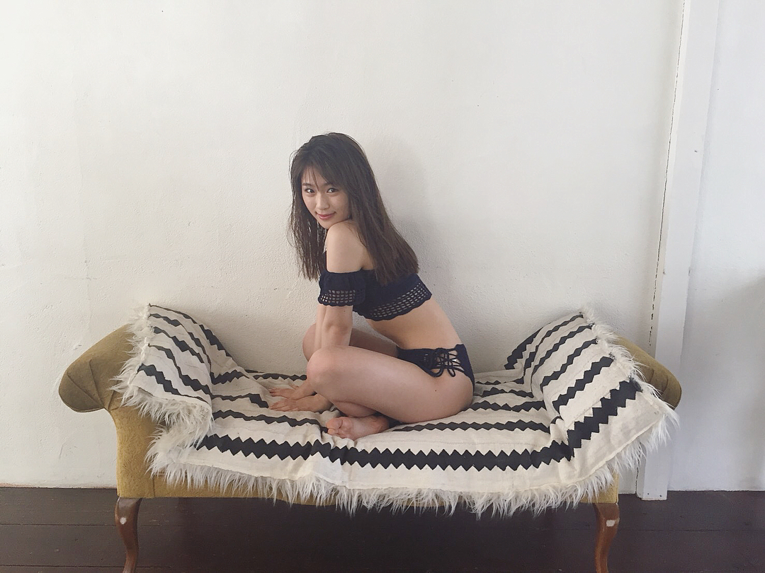 NMB48渋谷凪咲さんの水着姿がセクシーなグラビア画像-090