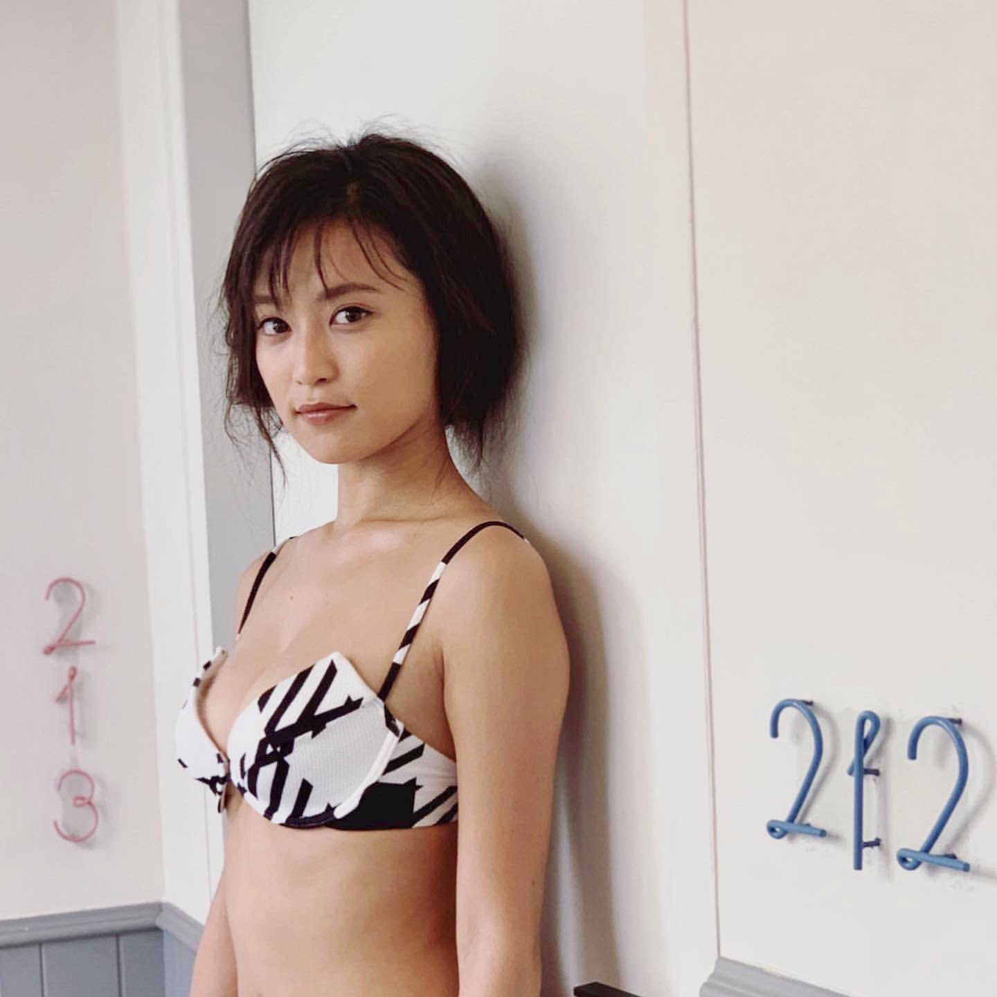 小島瑠璃子さんの水着グラビア画像-022