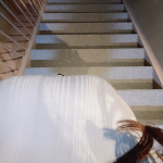 【画像】おっぱいが大きい人が階段を降りる時の目線🤭🤭🤭🤭🤭